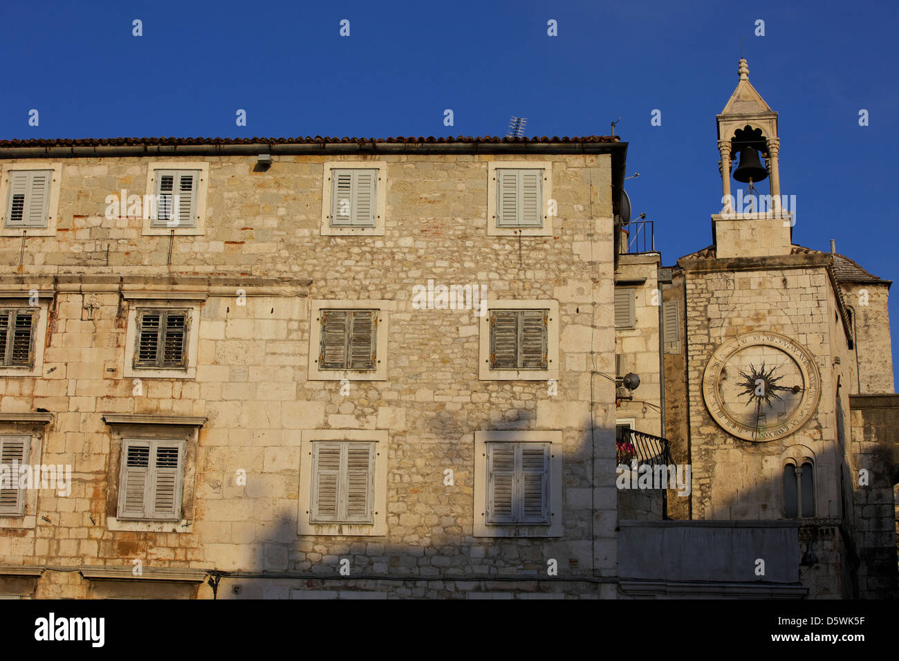 Clocktower con meridiana medievale porta di ferro in Piazza del Popolo Narodni trg, Città Vecchia, Split, Dalmazia, Croazia, Europa Foto Stock