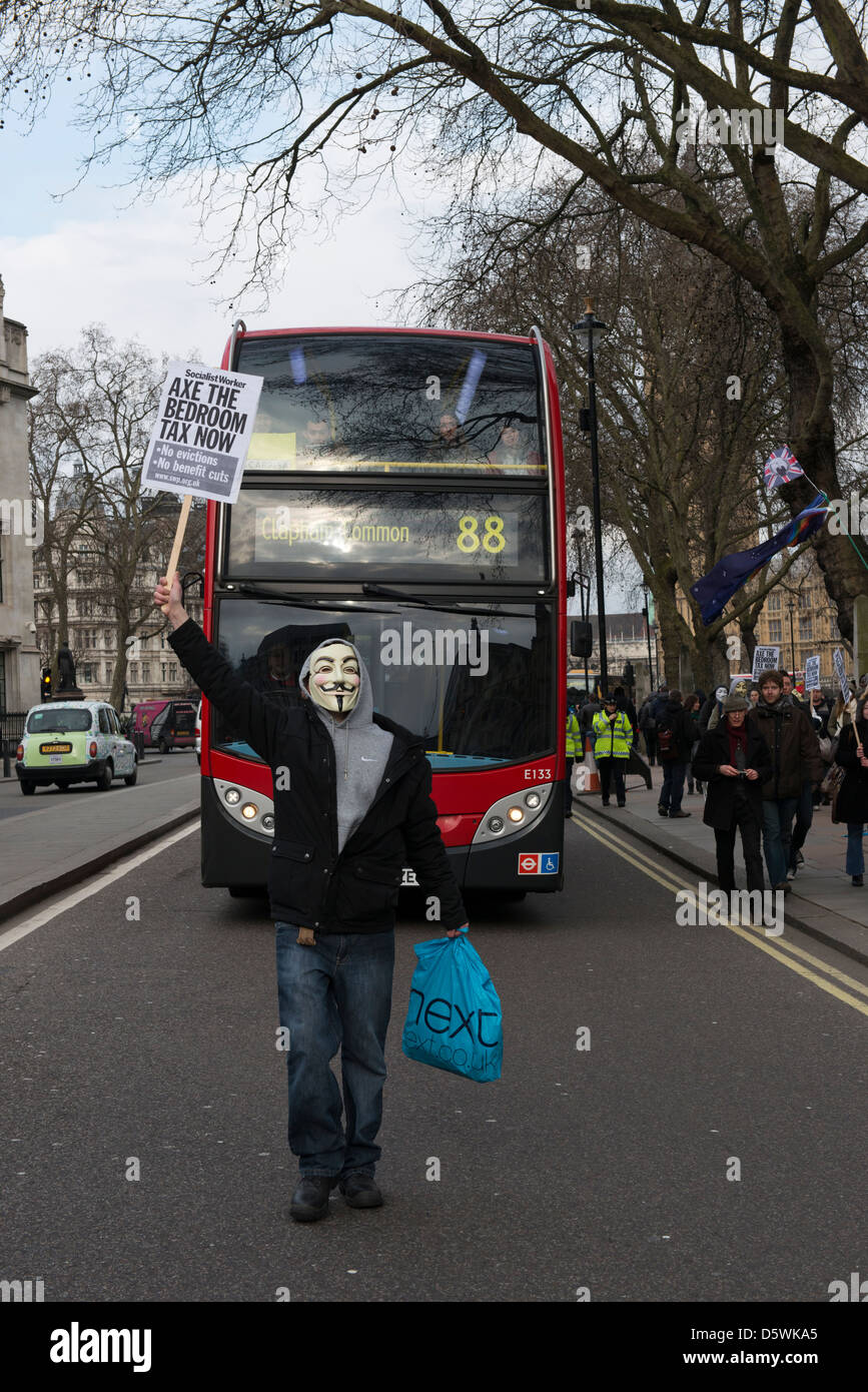 Un manifestante può contenere fino a London bus a Westminster, il 30 marzo 2013, alla campagna contro la nuova camera da letto imposta. Foto Stock