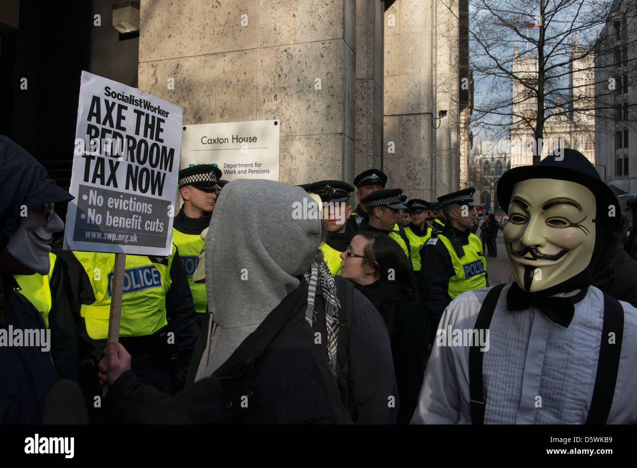 I manifestanti si riuniranno presso Caxton House, Westminster, London il 30 marzo 2013, alla campagna contro la nuova camera da letto imposta. Foto Stock