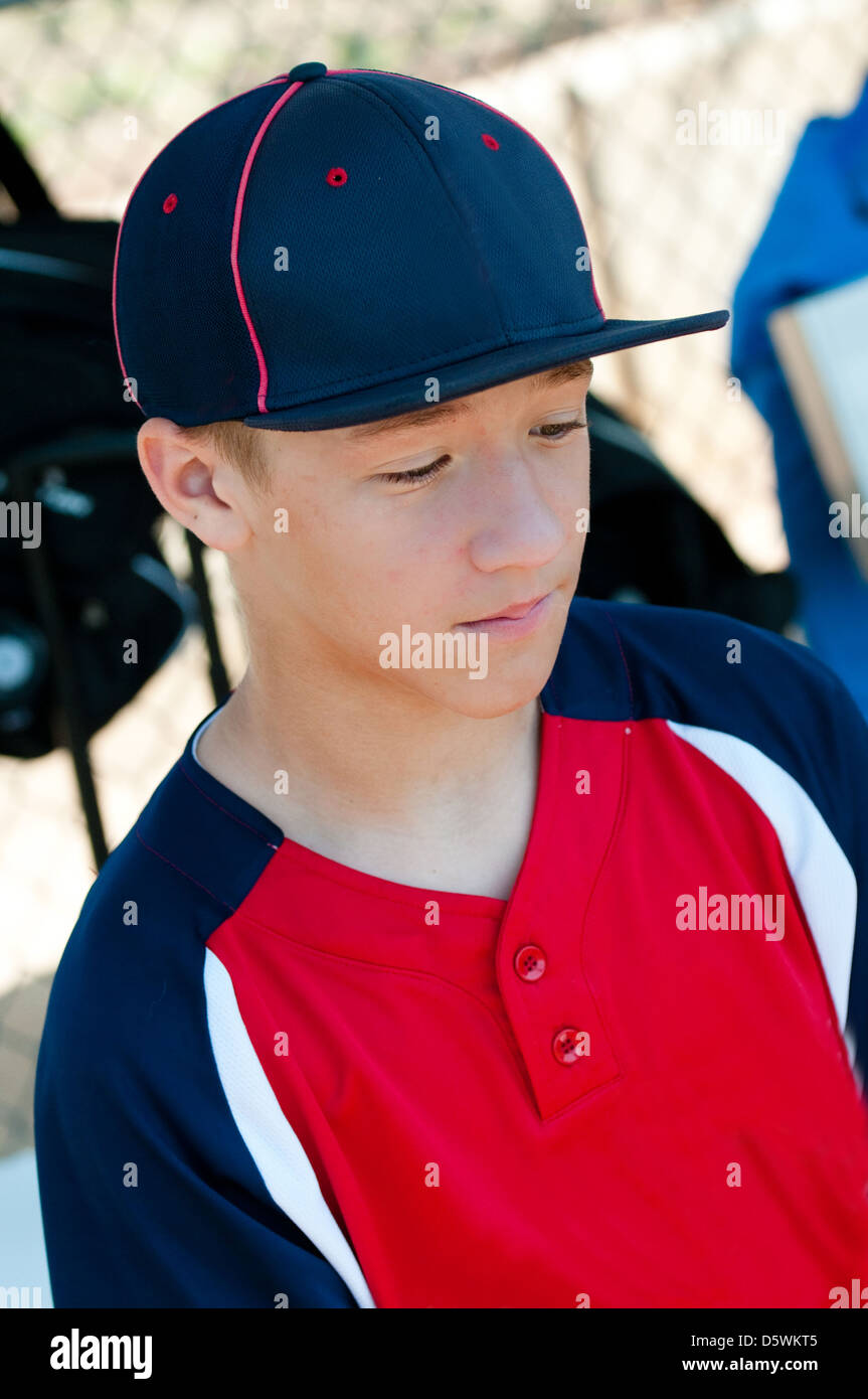 Teen giocatore di baseball cercando triste in piroga. Foto Stock