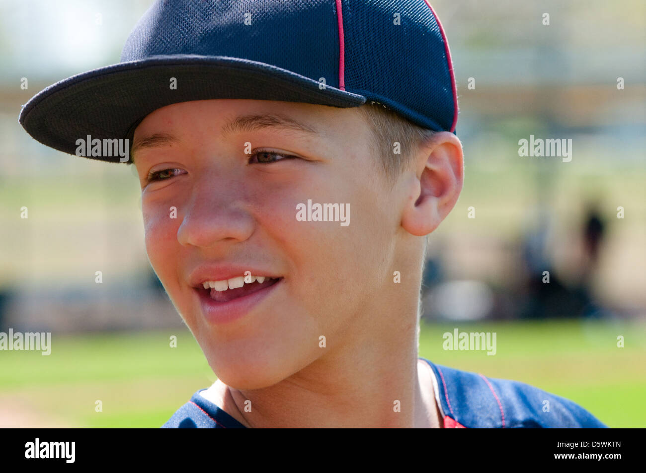Teen giocatore di baseball da vicino e sorridente. Foto Stock