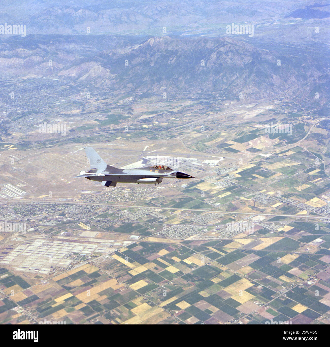 Il Lockheed Martin F-16 Fighting Falcon è un versatile velivolo da combattimento multiruolo utilizzato dalle forze aeree di tutto il mondo. È in grado di effettuare missioni di combattimento aria-aria e aria-terra. Foto Stock