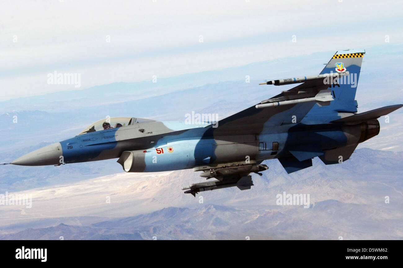 Il Lockheed Martin F-16 Fighting Falcon è un versatile caccia multiruolo utilizzato dalla U.S. Air Force e da numerose altre forze aeree in tutto il mondo. Noto per la sua agilità e l'avionica avanzata, eccelle nei combattimenti aria-aria e aria-terra. Foto Stock