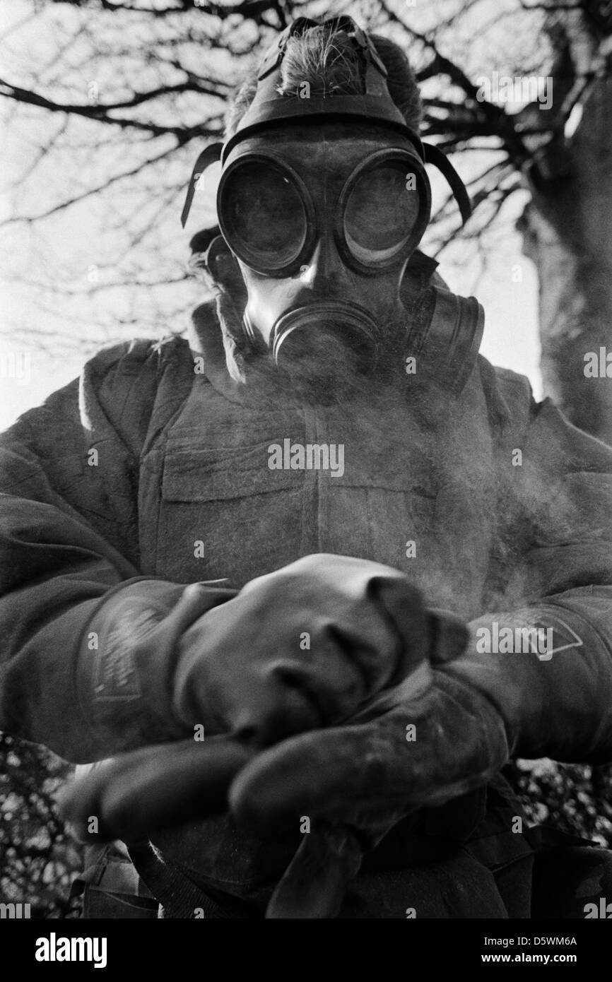 Soldato britannico indossa la nbc indumenti protettivi sono sottoposti a formazione per un attacco di gas durante un esercizio. Foto Stock