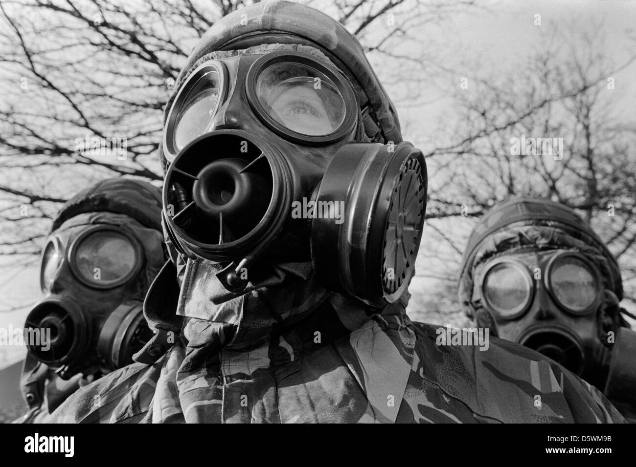 I soldati britannici che indossa la nbc indumenti protettivi sono sottoposti a formazione per un attacco di gas durante un esercizio. Foto Stock