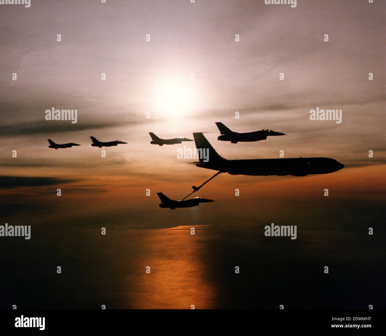 I Lockheed Martin F-16 Fighting Falcons, un caccia multiruolo, sono riforniti a mezz'aria dal Boeing KC-135 Stratotanker, una risorsa chiave nelle operazioni di rifornimento aereo. Ciò migliora la portata operativa e la durata della missione degli F-16S. Foto Stock