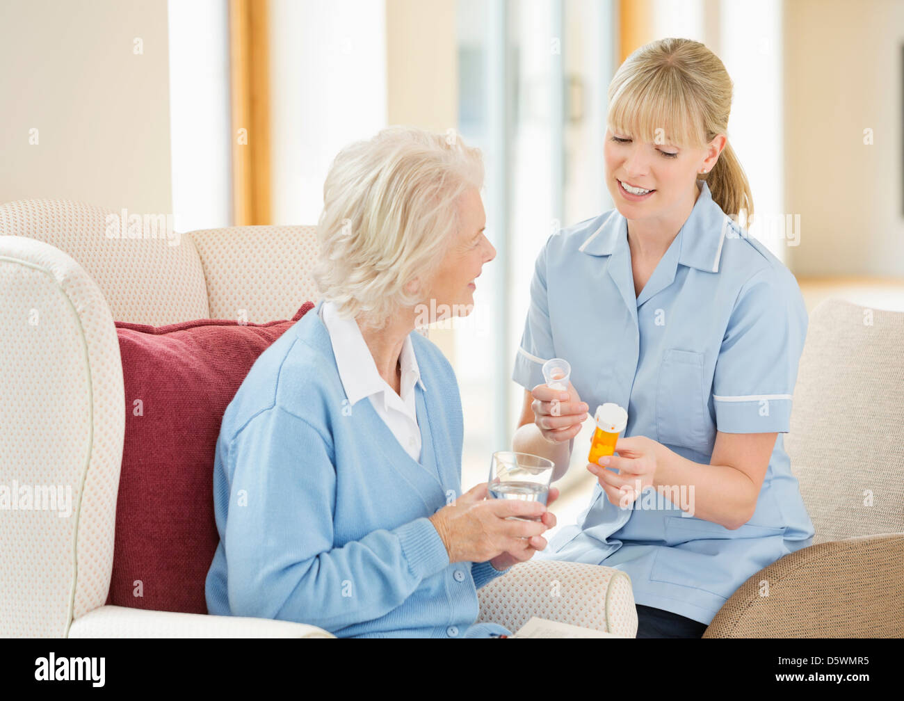 Il caregiver a parlare con la donna più anziana Foto Stock