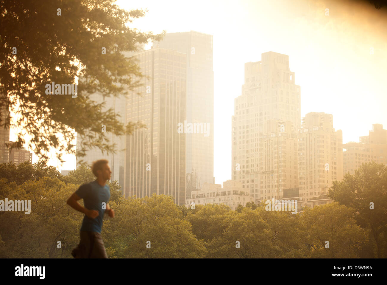 Uomo che corre nel parco urbano Foto Stock