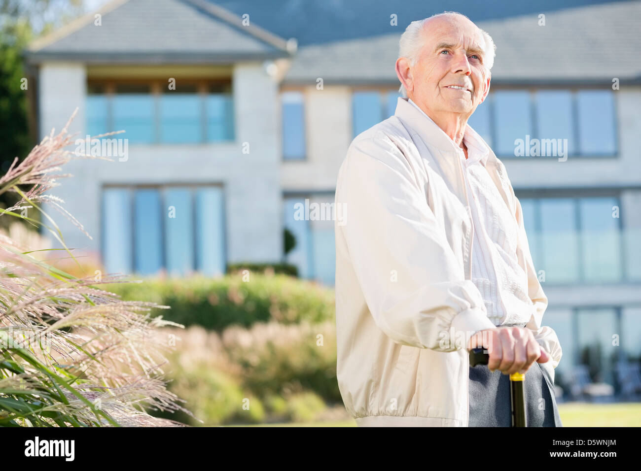 Vecchio uomo a camminare con canna all'aperto Foto Stock