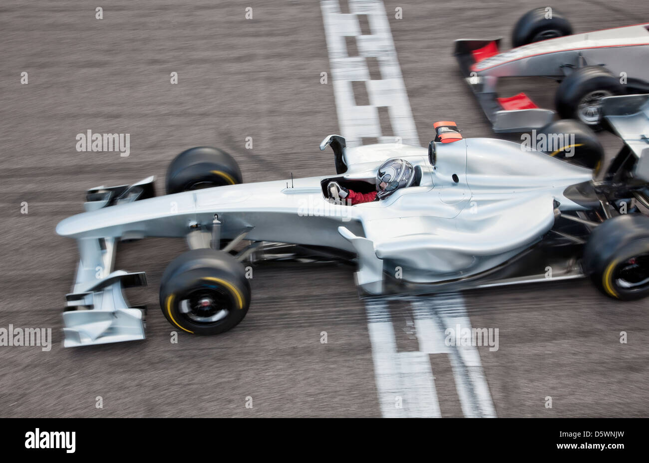 Race Car crossing traguardo sulla pista Foto Stock