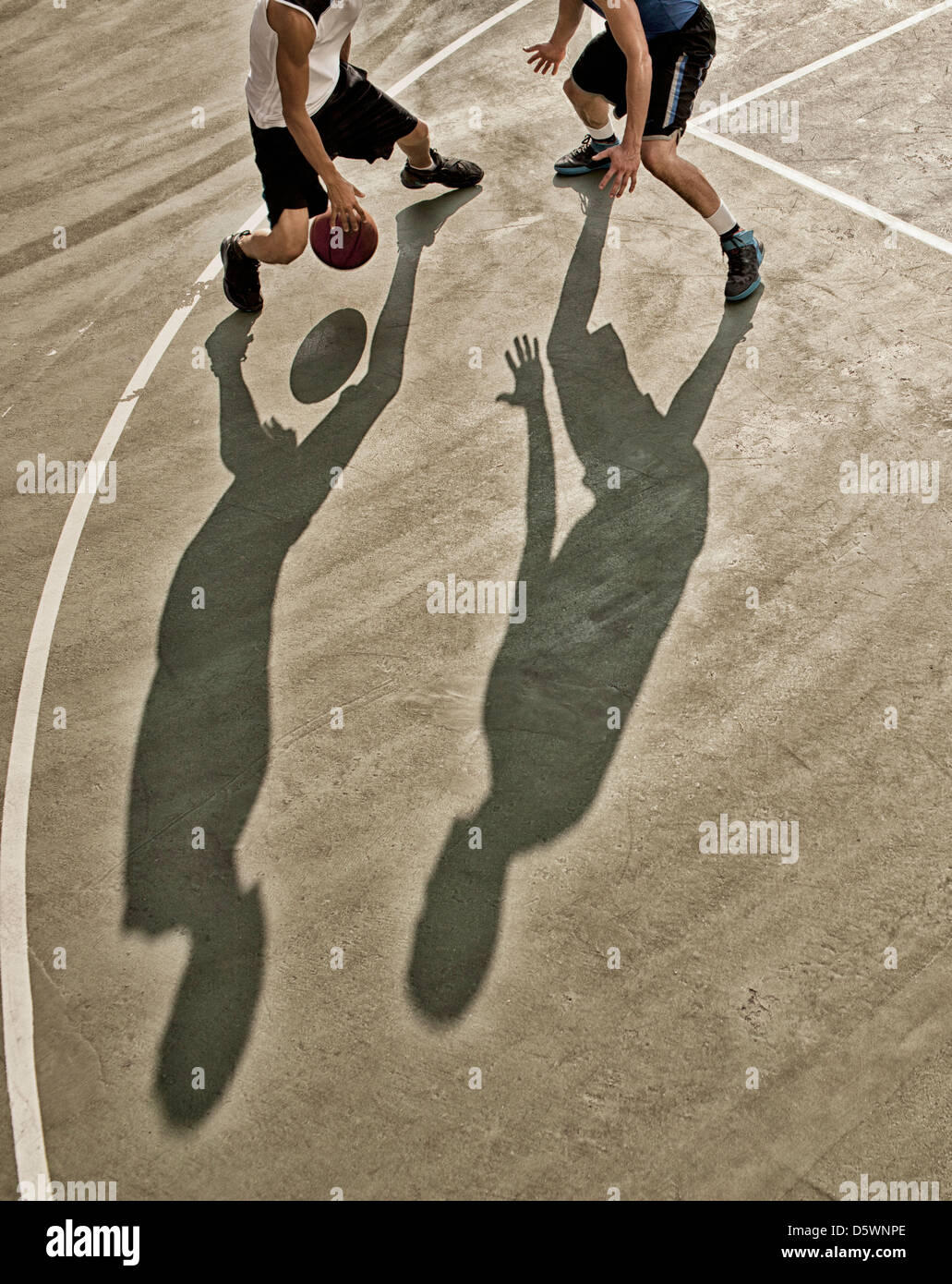 Gli uomini giocare a basket su corte Foto Stock