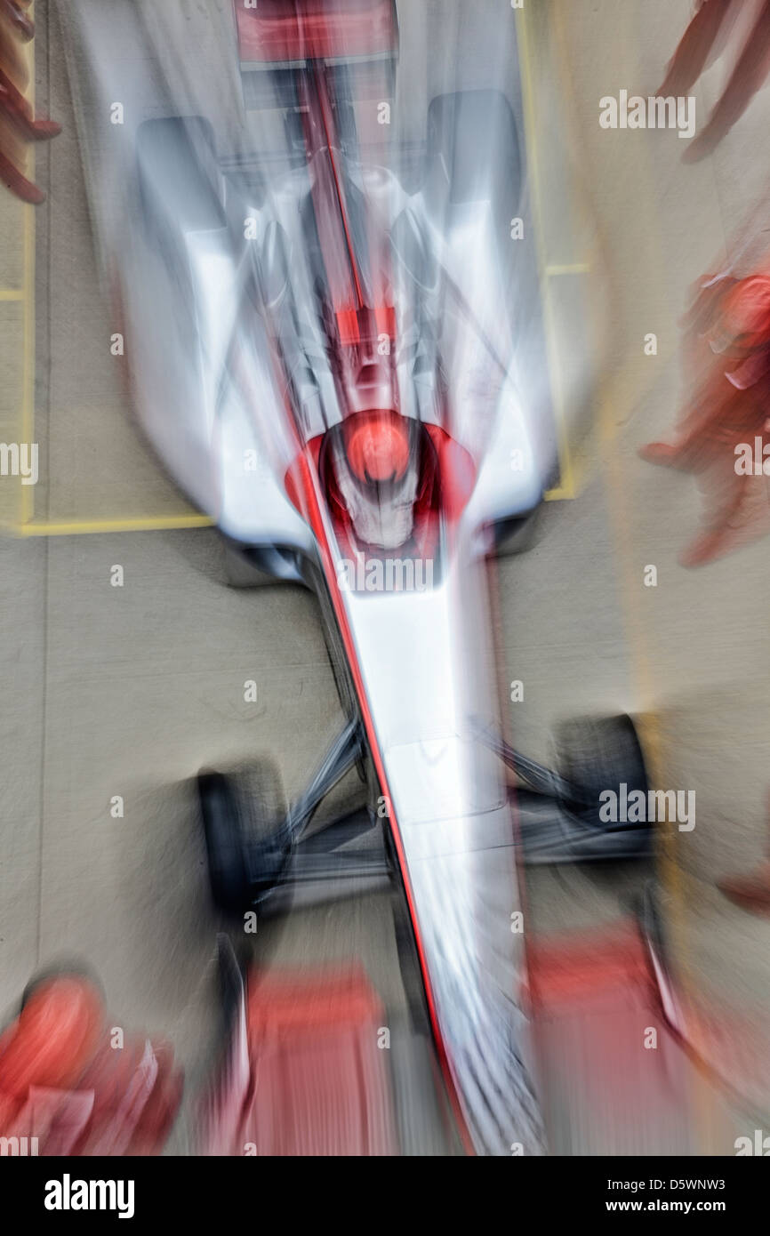 Vista offuscata di auto da corsa su pista Foto Stock