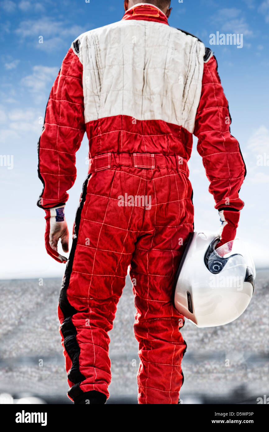 Racer che porta casco su via Foto Stock