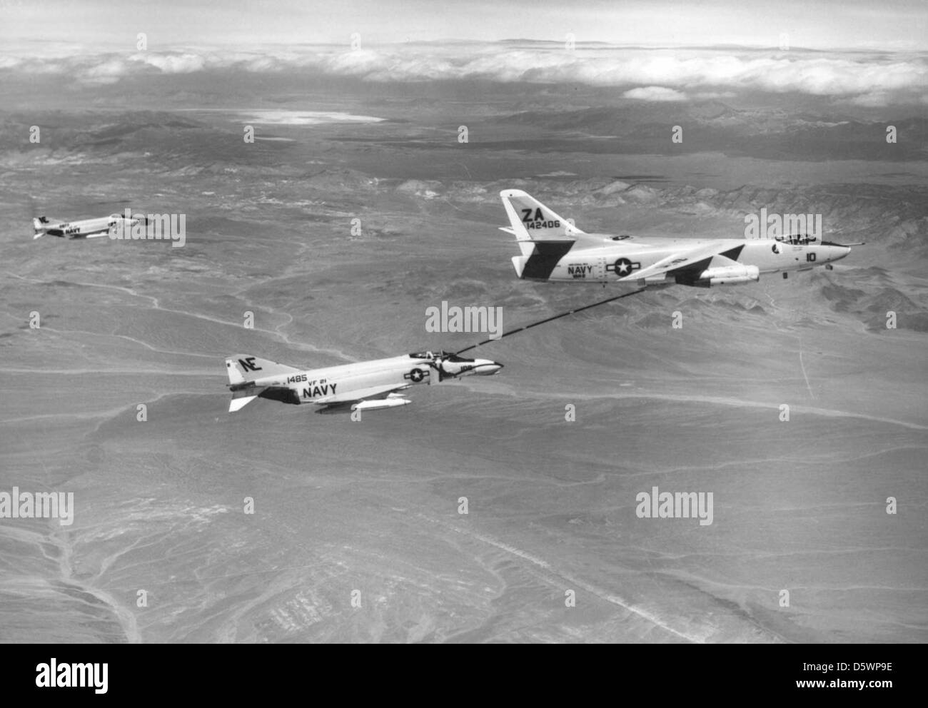Il Douglas KA-3B Skywarrior del VAH-2, in seguito ridesignato VAQ-132 TWS, viene mostrato come rifornimento del McDonnell F-4 Phantom IIS dal VF-21. Lo Skywarrior è stato utilizzato principalmente per il rifornimento aereo e la guerra elettronica, supportando le operazioni di portaerei. Foto Stock