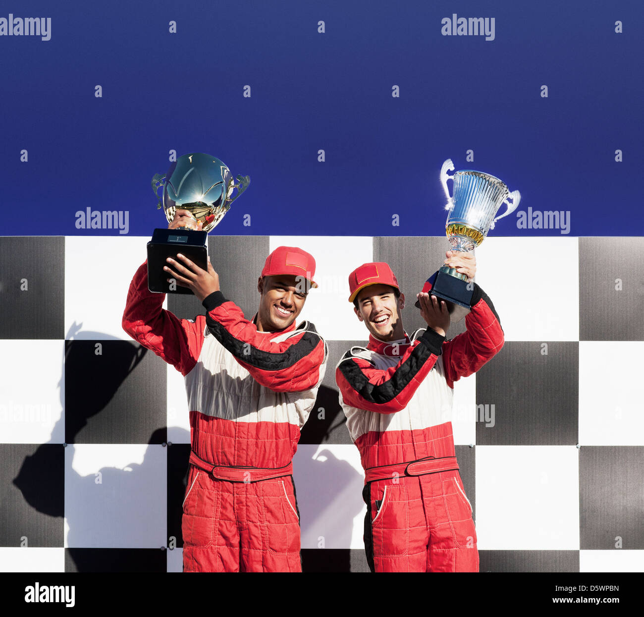 Racers tenendo i trofei alla cerimonia di premiazione Foto Stock