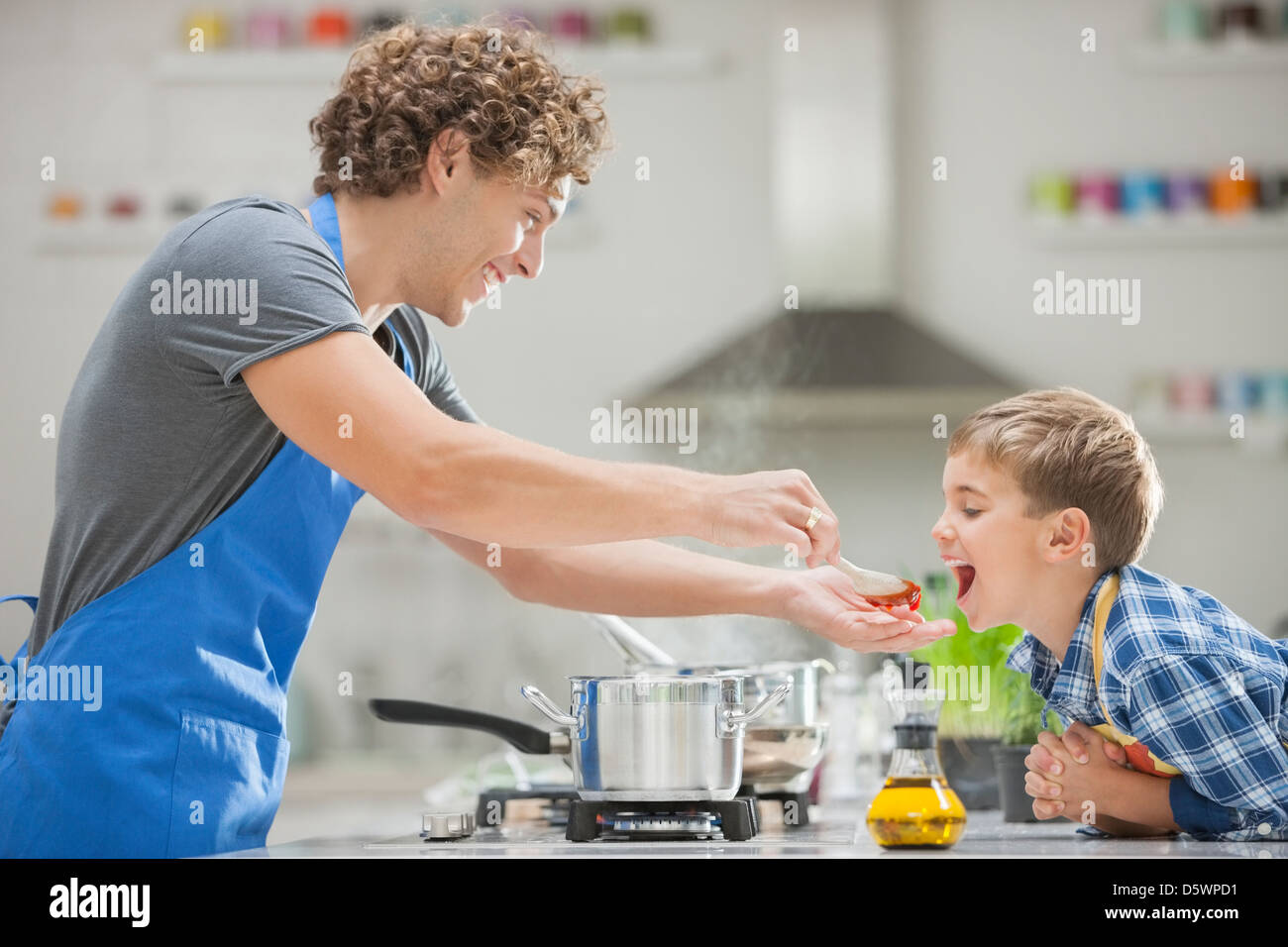 Padre e figlio per la cottura in cucina Foto Stock