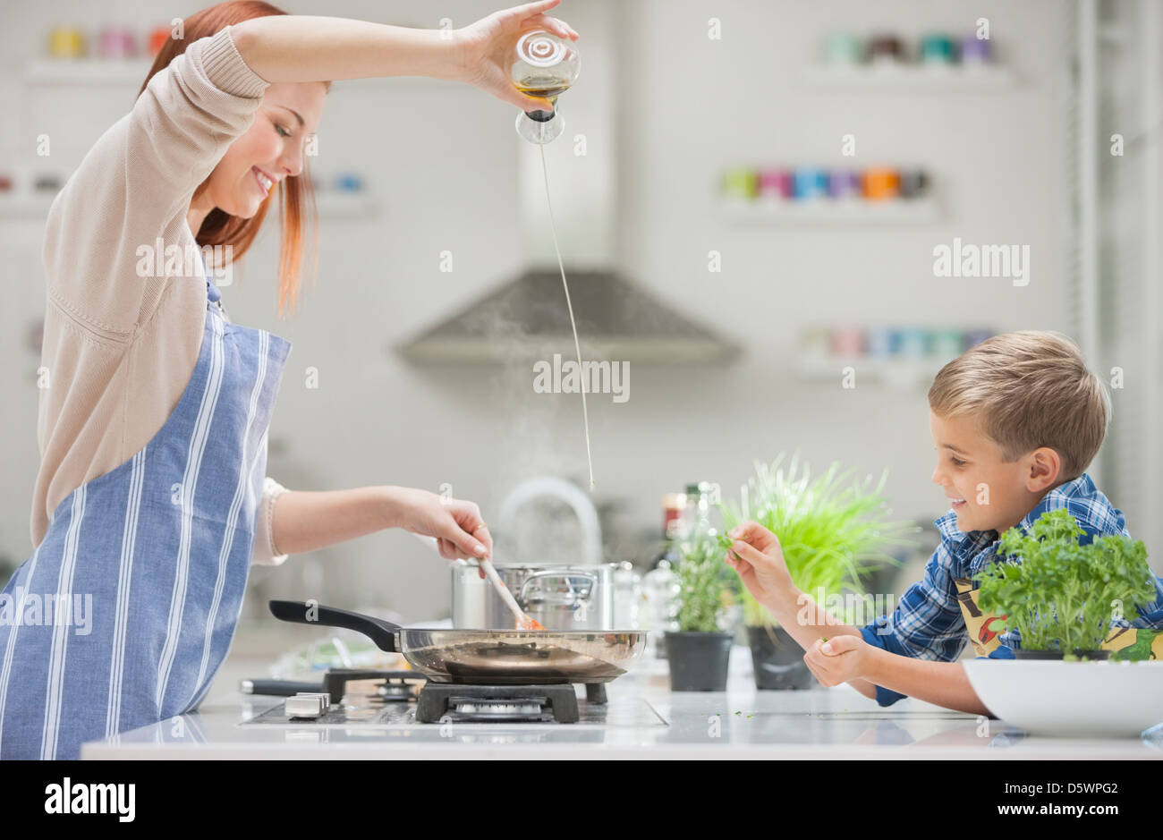 Madre e figlio per la cottura in cucina Foto Stock