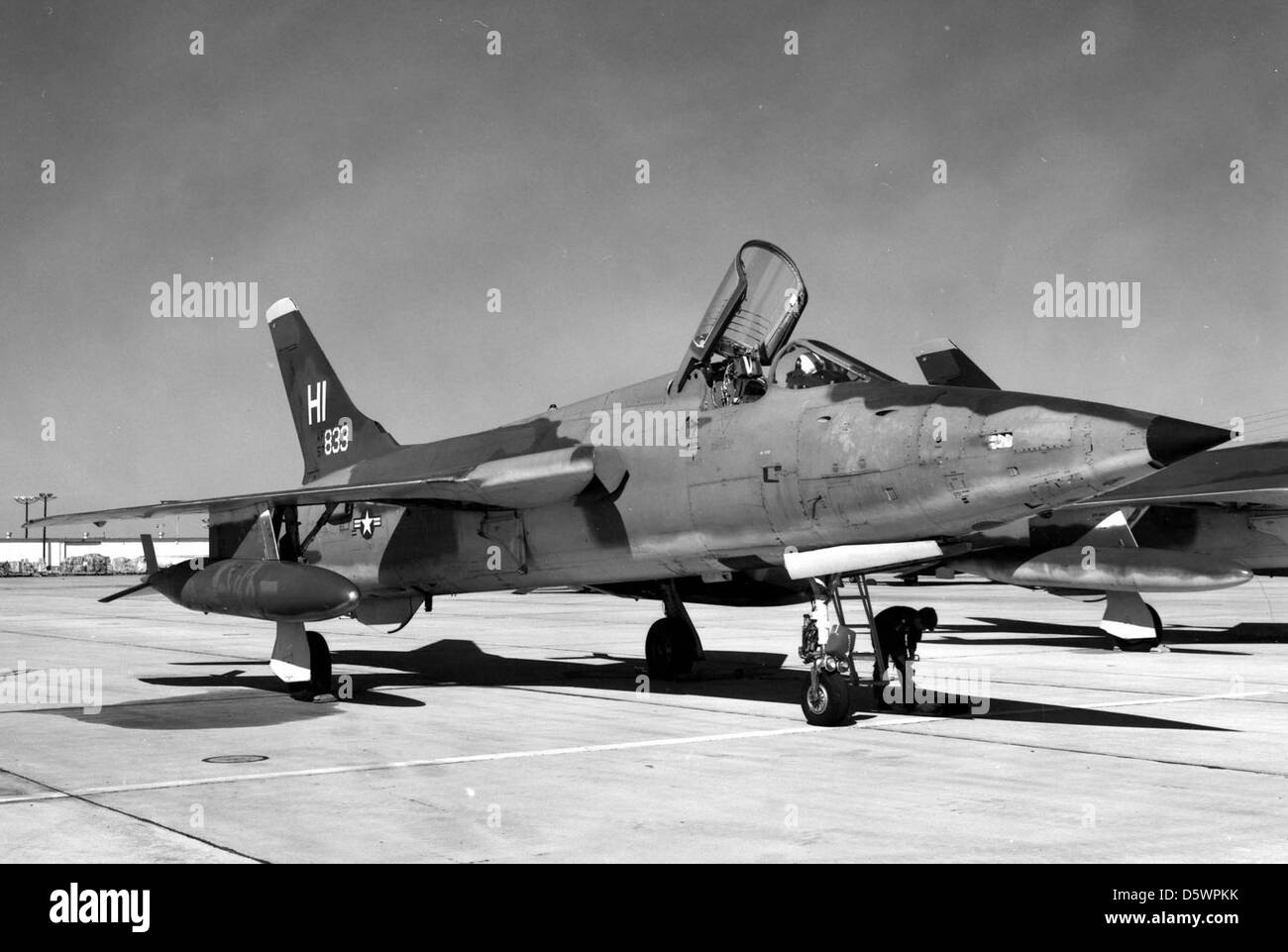 Il Republic F-105B-20-RE Thunderchief era una variante del caccia-bombardiere F-105 utilizzato dalla U.S. Air Force. È stato utilizzato per missioni di bombardamento tattico, in particolare durante la guerra del Vietnam. Conosciuto per la sua velocità supersonica e la sua capacità di carico utile pesante, l'F-105B fu uno dei principali aerei d'attacco nel sud-est asiatico durante il conflitto. Foto Stock