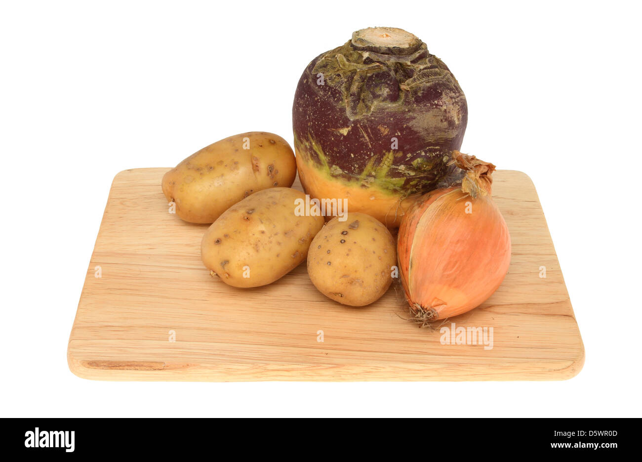 Di ingredienti vegetali per un Cornish pasty,patata, svedese e cipolla su una tavola di legno isolata contro bianco Foto Stock