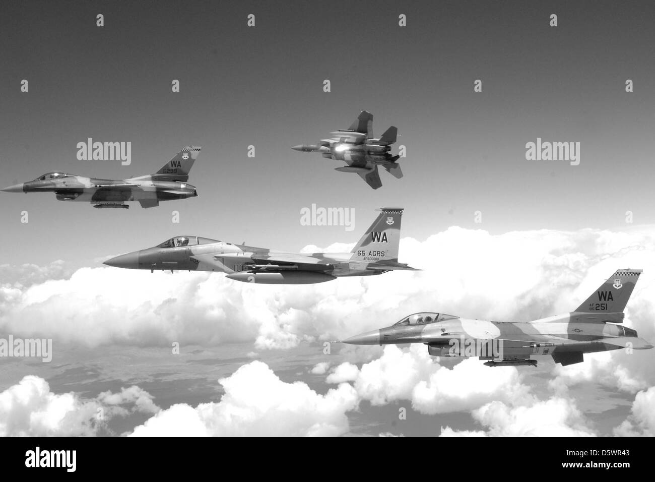 McDonnell Douglas F-15 Eagles e F-16 Fighting Falcons del 64th e 65th Aggressor Squadron sono visti alla Nellis AFB. Questi aerei da combattimento sono utilizzati per simulare scenari di combattimento nemici e addestramento tattico. Foto Stock