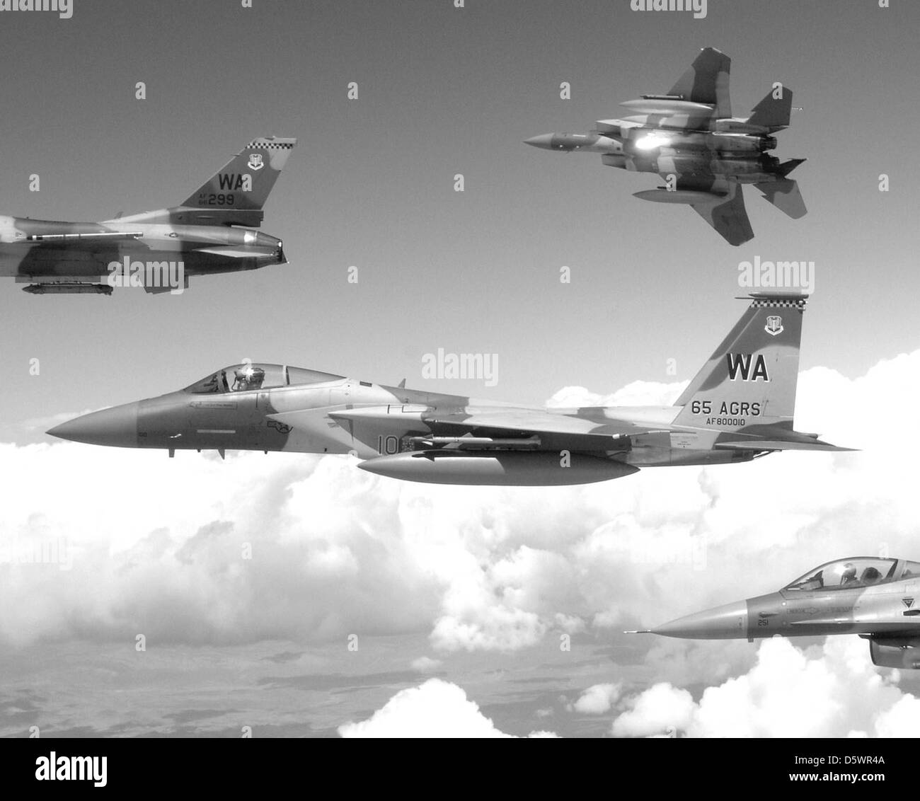 McDonnell Douglas F-15 Eagles e F-16 Fighting Falcons del 64th e 65th Aggressor Squadron sono visti alla Nellis Air Force base. Questi squadroni simulano gli aerei nemici in esercitazioni, contribuendo a migliorare le abilità e le tattiche dei piloti di caccia statunitensi durante le operazioni di combattimento simulate. Foto Stock