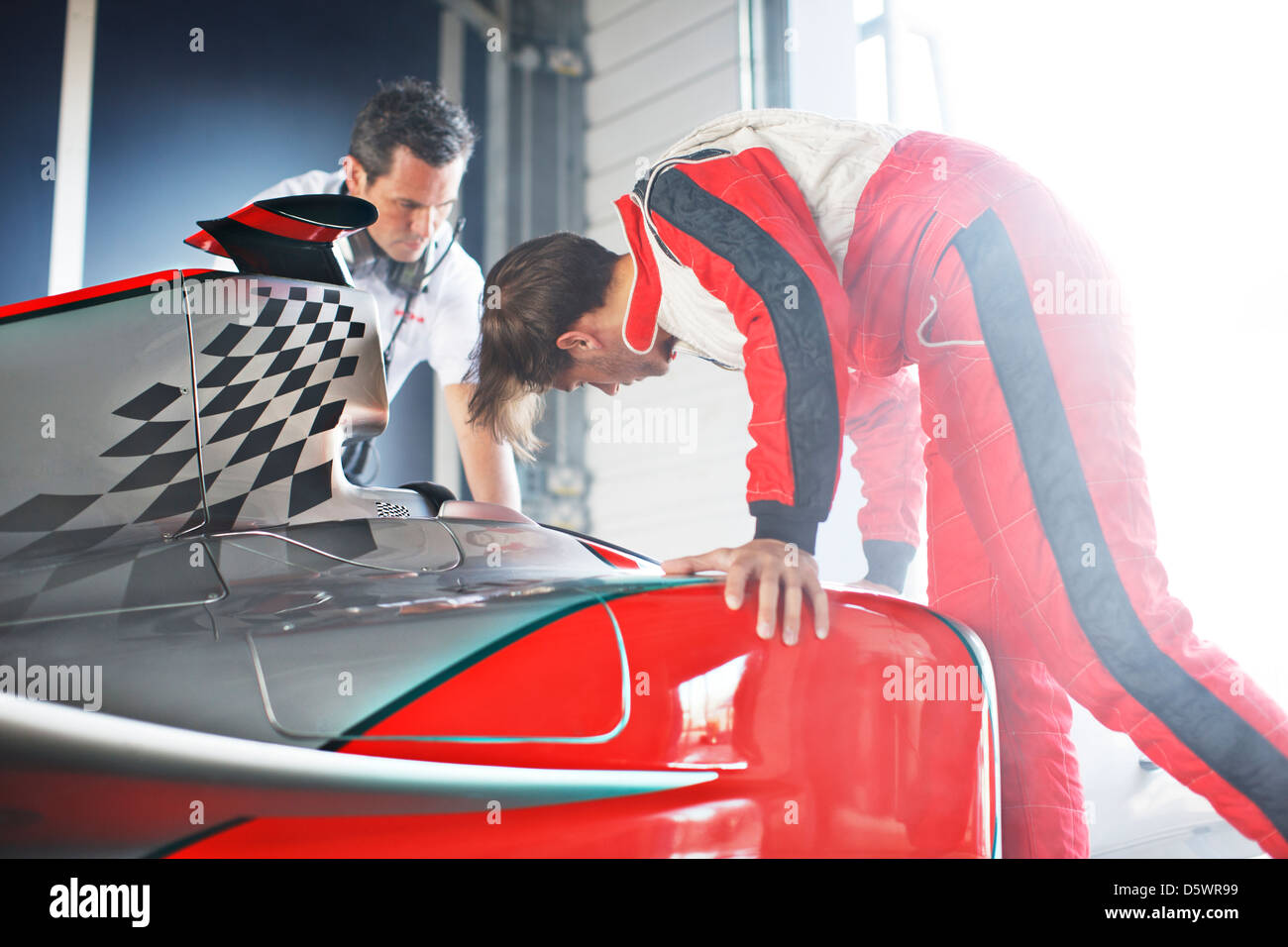 Racing team a lavorare sulla vettura Foto Stock