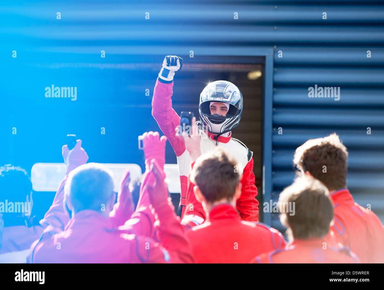 Racer e team a fare il tifo per via Foto Stock