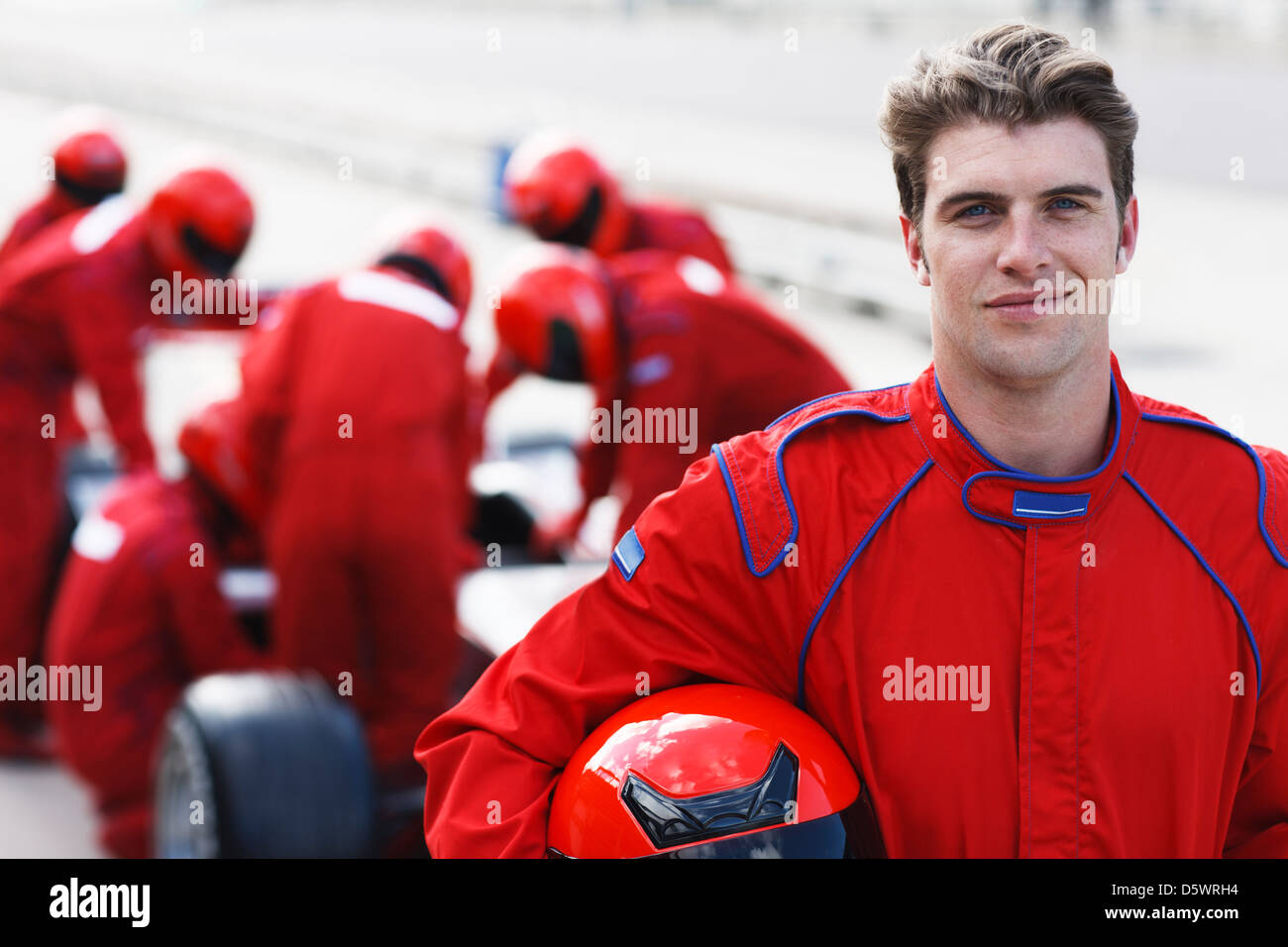 Racer holding casco su via Foto Stock