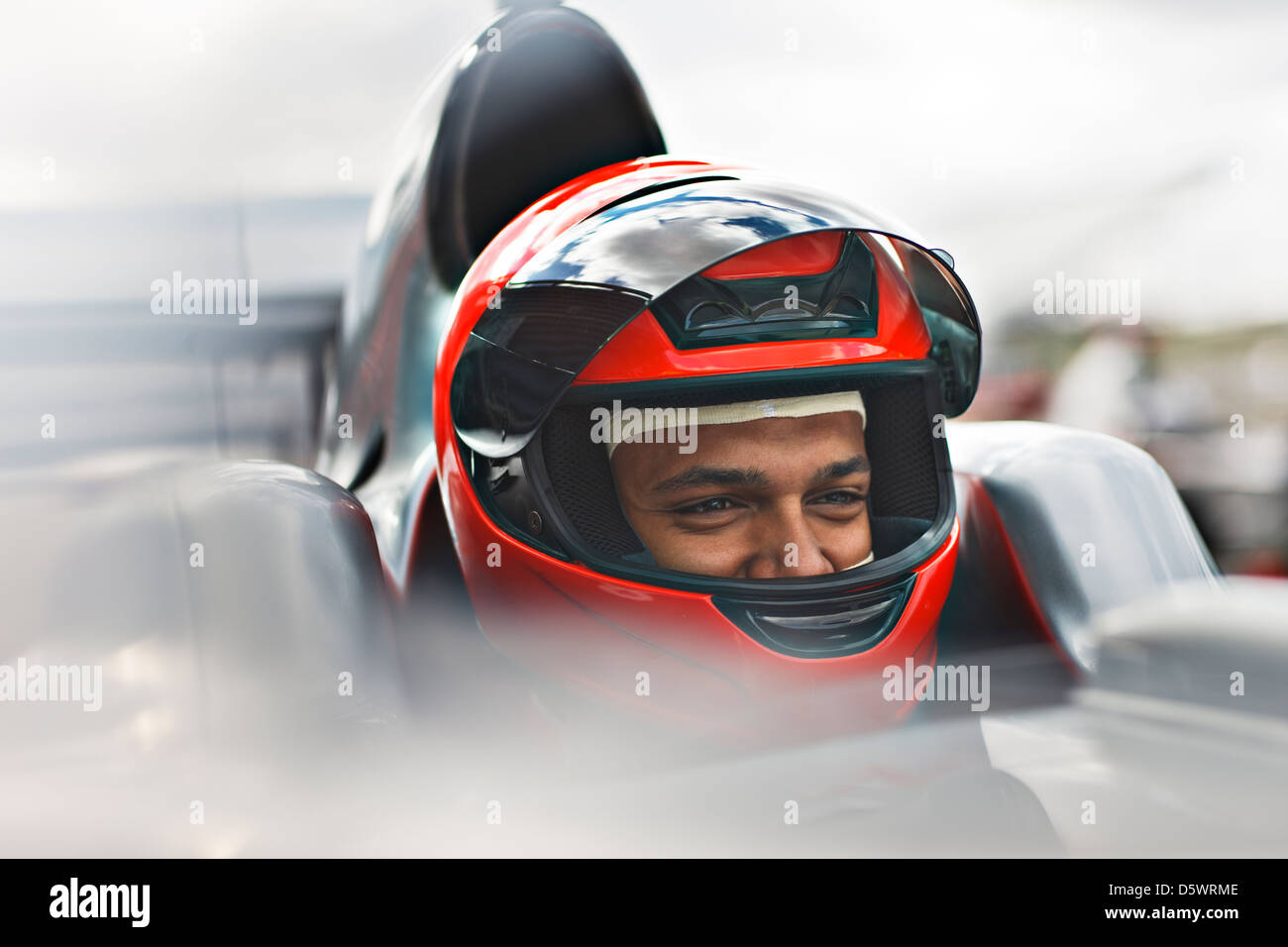 Racer seduti in auto sulla pista Foto Stock