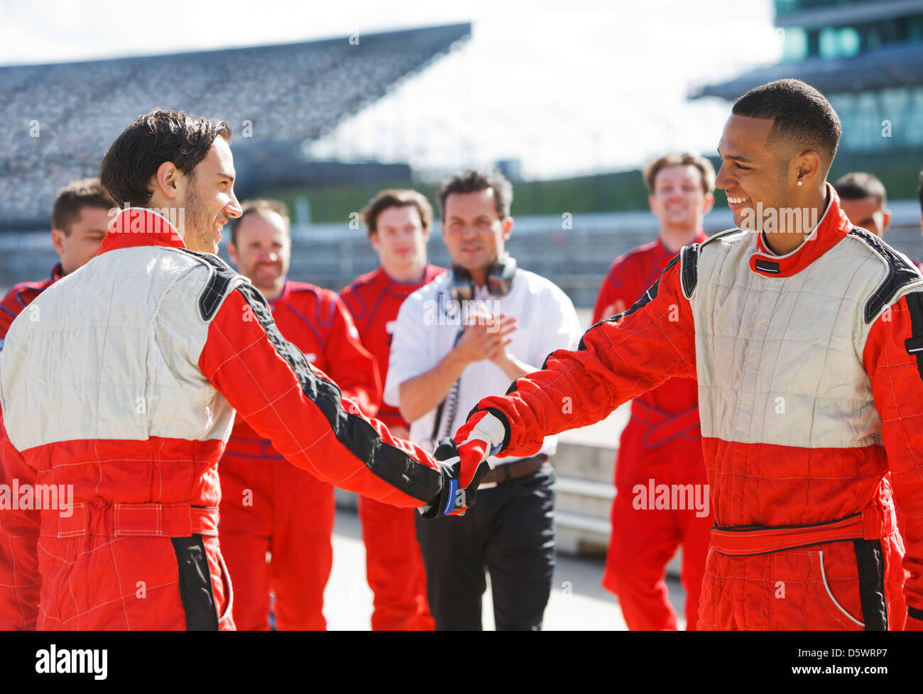 Racers stringono le mani sulla via Foto Stock