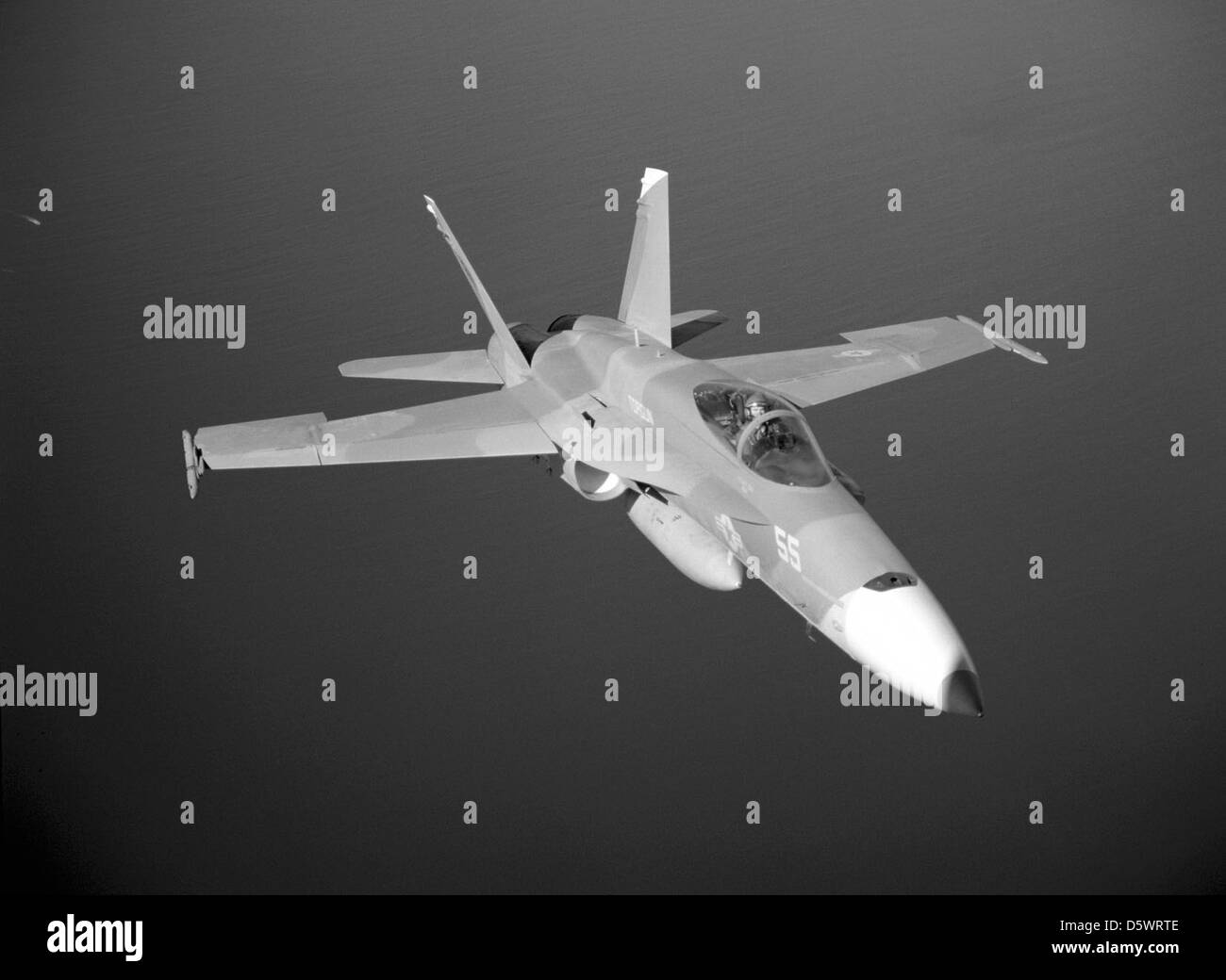 McDonnell Douglas F/A-18 Hornet Aircraft della scuola TOPGUN della Marina degli Stati Uniti, rinomato per i suoi programmi di addestramento avanzato ai caccia. L'Hornet è noto per la sua agilità, versatilità e il design portante, che lo rendono ideale per le missioni di combattimento aria-aria e aria-terra. Foto Stock