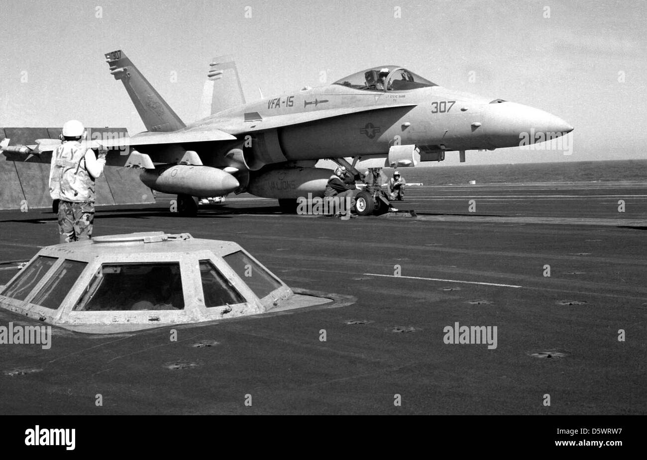 Un McDonnell Douglas F/A-18 Hornet viene lanciato dal ponte di volo della USS Theodore Roosevelt (CVN-71). L'F/A-18 è un versatile caccia multiruolo utilizzato dalla US Navy per missioni aria-aria e aria-terra. Foto Stock