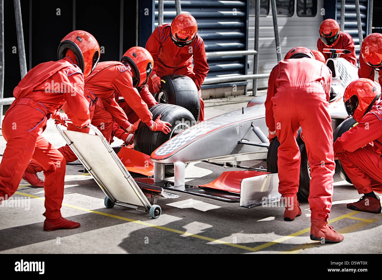 Racing team lavora al pit stop Foto Stock
