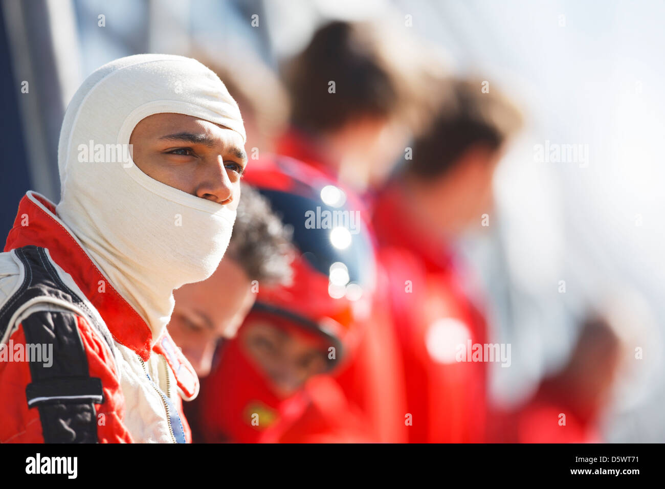 Racer e squadra in piedi sul margine Foto Stock