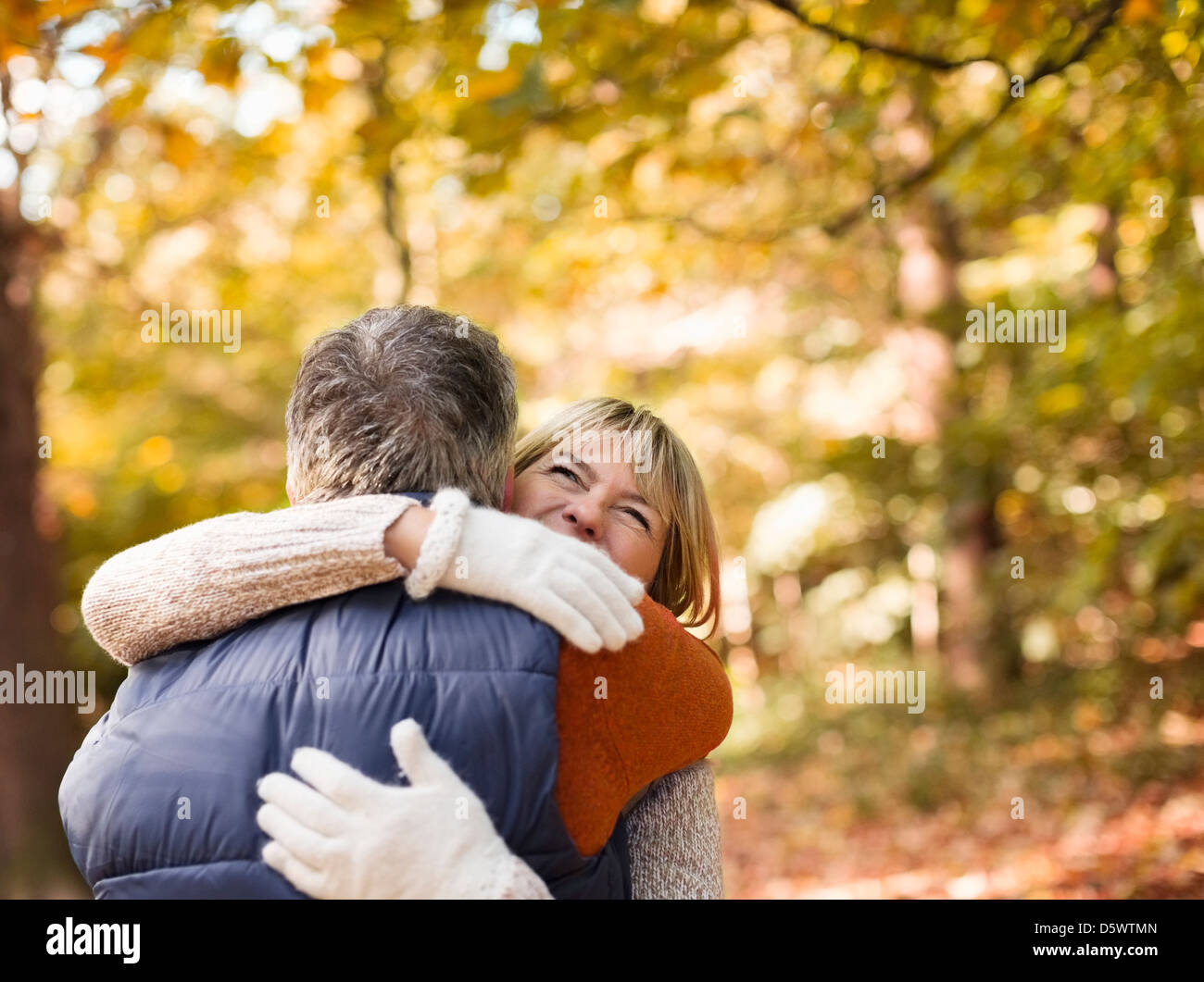Coppia di anziani abbracciando in posizione di parcheggio Foto Stock