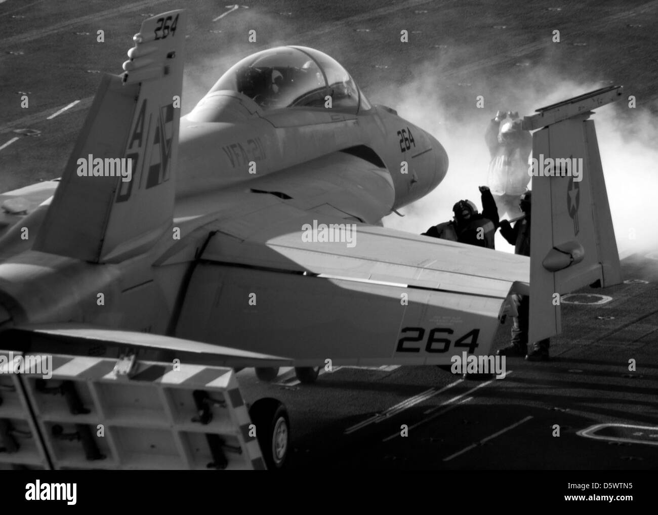 Un F/A-18 Super Hornet della US Navy attaccato allo Strike Fighter Squadron 211 è pronto per il lancio catapulta dalla USS Theodore Roosevelt (CVN 71) durante le operazioni di volo il 25 gennaio 2008, nell'Oceano Atlantico. Il Super Hornet è un caccia multiruolo utilizzato per missioni di combattimento e supporto. Foto Stock