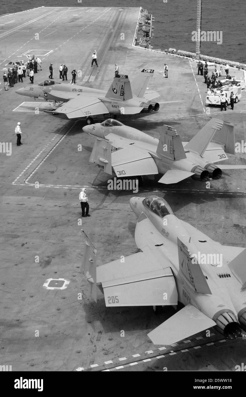 Il McDonnell Douglas F/A-18 Super Hornet è un caccia multiruolo per portaerei utilizzato dalla US Navy per missioni aria-aria e aria-terra. Si tratta di una versione aggiornata dell'originale F/A-18 Hornet. Foto Stock