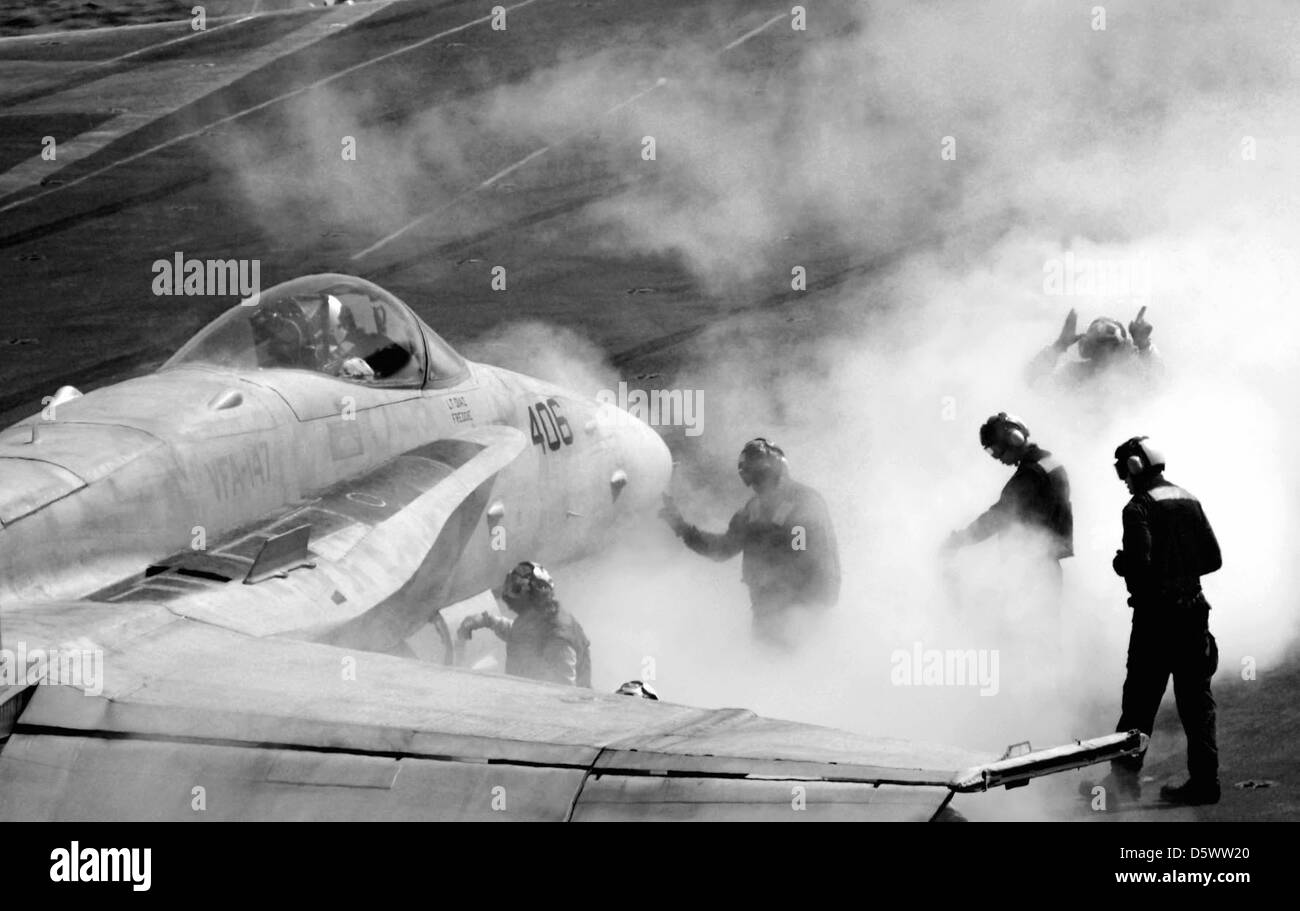 L'F/A-18C Hornet, dello Strike Fighter Squadron 147 "Argonauts", è pronto per il lancio a bordo della USS John C. Stennis (CVN 74). L'Hornet, un caccia multiruolo, svolge un ruolo chiave nelle operazioni della Marina degli Stati Uniti, in grado di effettuare missioni aria-aria e aria-terra. Foto Stock