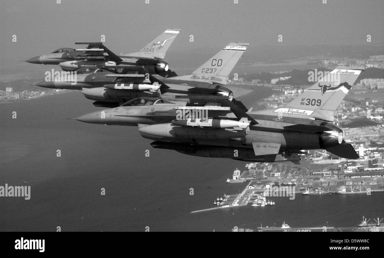 Una formazione di tre navi di F-16 provenienti da unità della Air National Guard provenienti da New Mexico, Colorado e Montana conduce una sortita su Kunsan City, Corea del Sud, nell'agosto 2006, prima di essere ridispiegata negli Stati Uniti Foto Stock