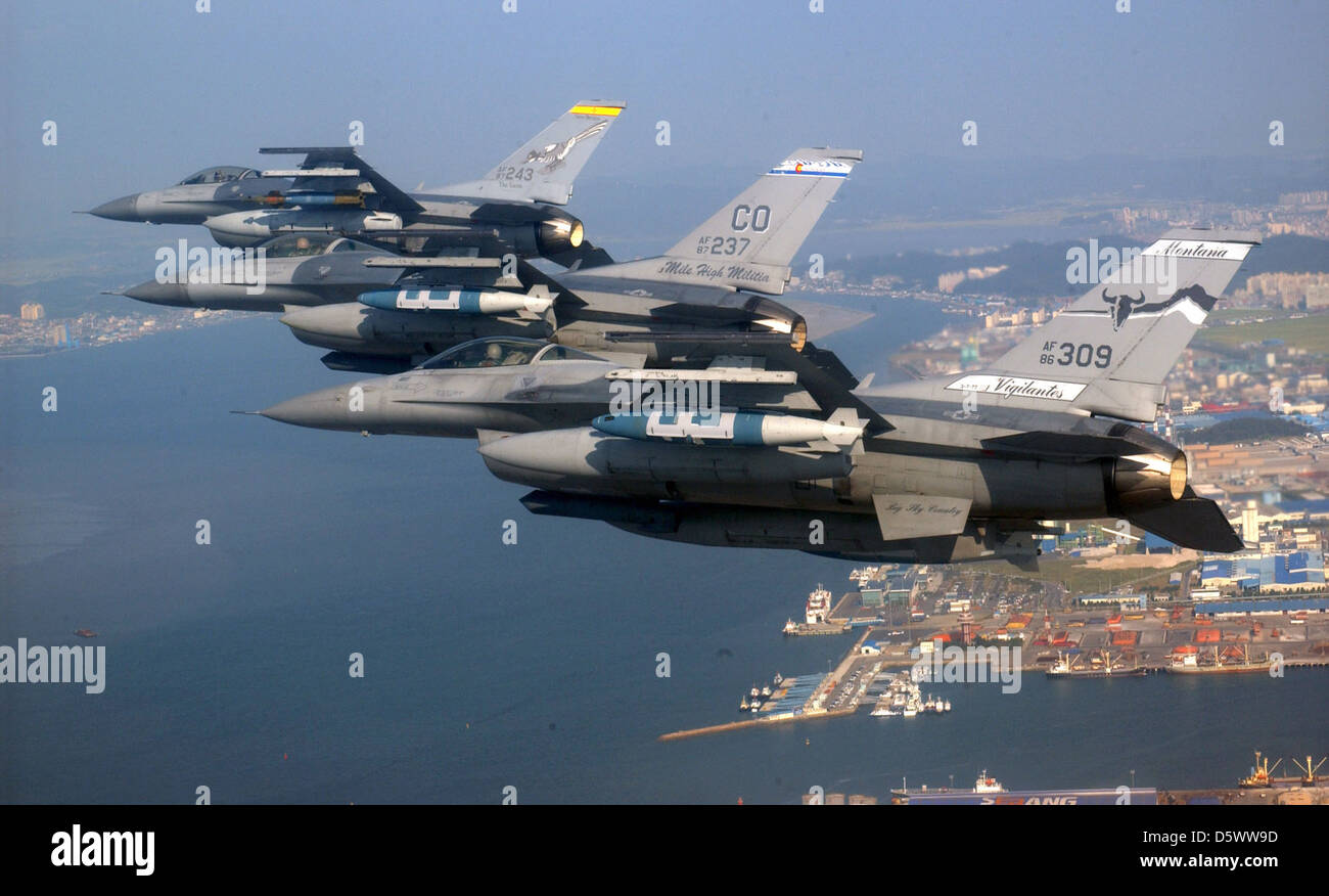 Tre F-16 dell'Air National Guard combattenti Falcons provenienti da New Mexico, Colorado e Montana volano in formazione sopra Kunsan City, Corea del Sud. L'F-16 è un caccia multiruolo utilizzato dalla U.S. Air Force per operazioni di combattimento e difesa. Foto Stock