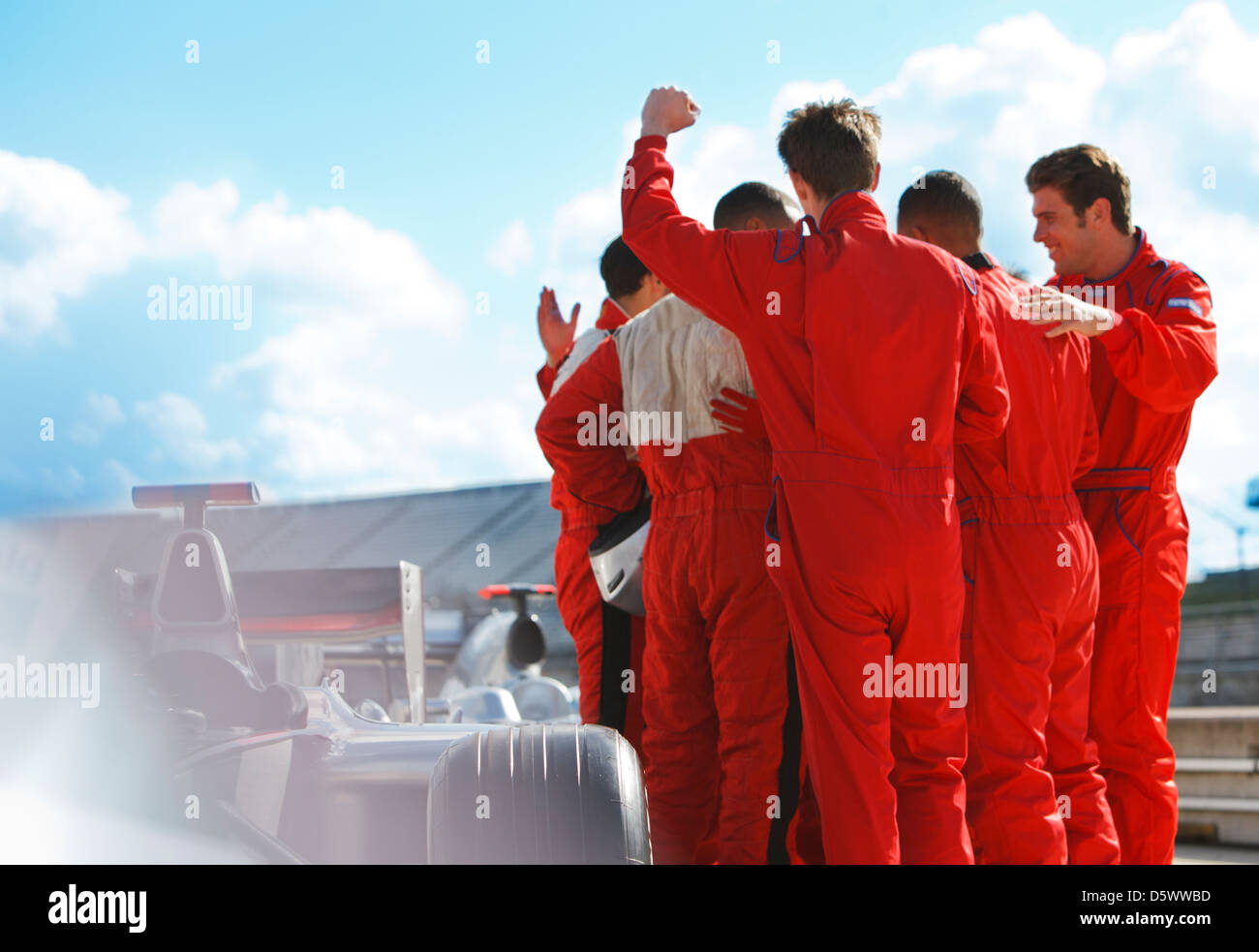 Racer e team a fare il tifo per via Foto Stock