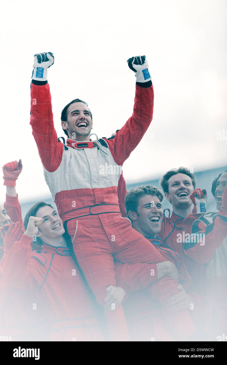 Racer e team a fare il tifo per via Foto Stock