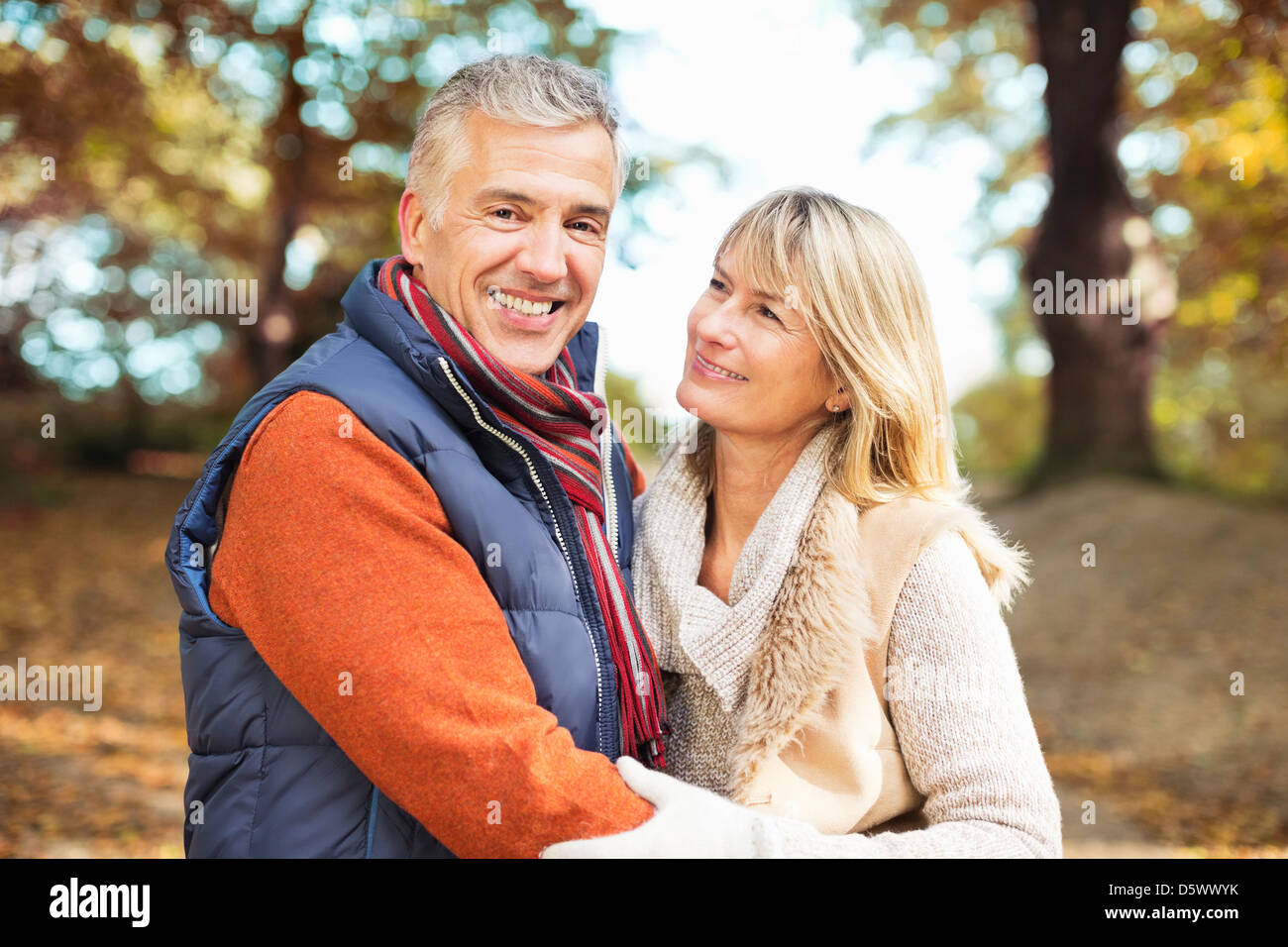 Anziana coppia sorridente insieme in posizione di parcheggio Foto Stock