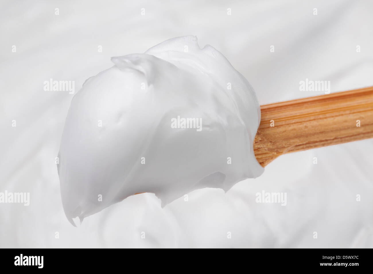 Una crema sul bastone di legno pieno frame closeup Foto Stock