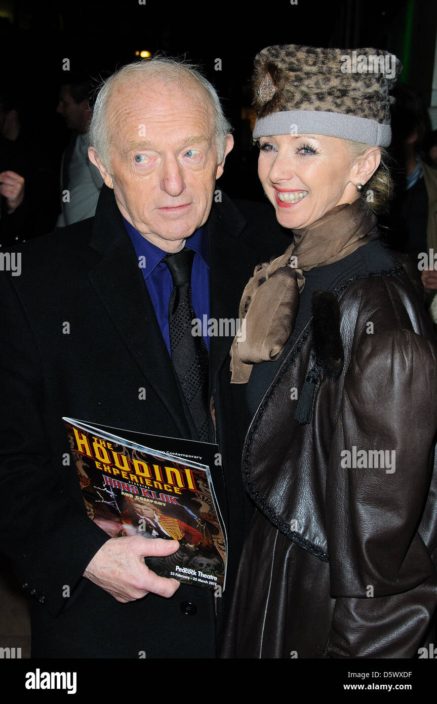 Paul Daniels e Debbie McGee apertura notturna di 'Hans Klok: Houdini esperienza', al Peacock Theatre di Londra, Inghilterra - Foto Stock