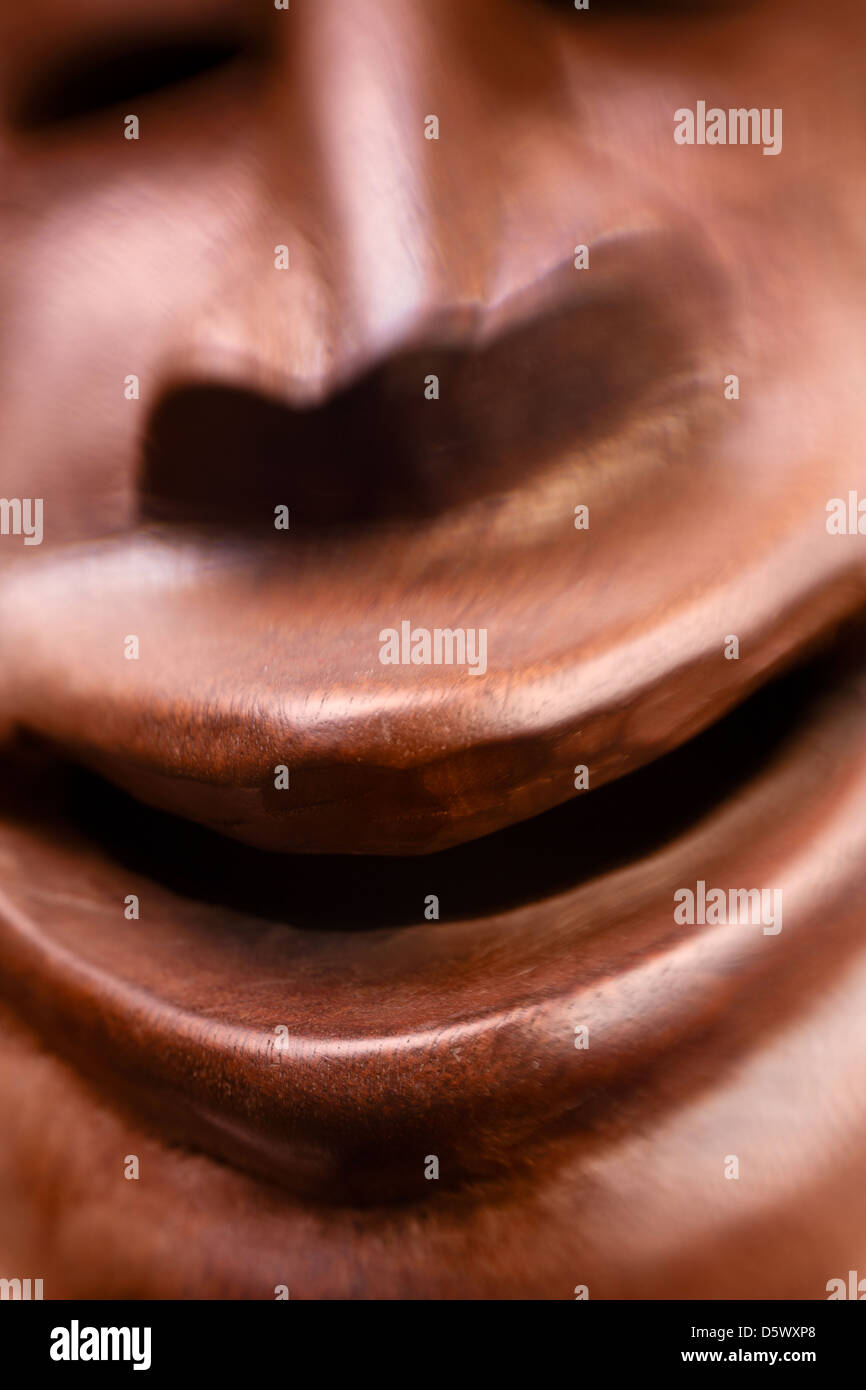 Creepy sorriso mascherina africana closeup Foto Stock