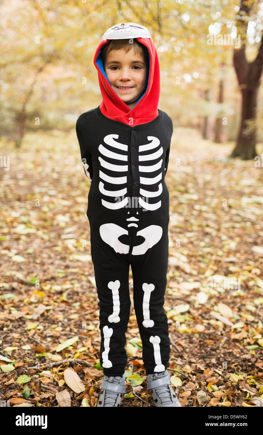 Ragazzo che indossa il costume di scheletro in posizione di parcheggio Foto Stock
