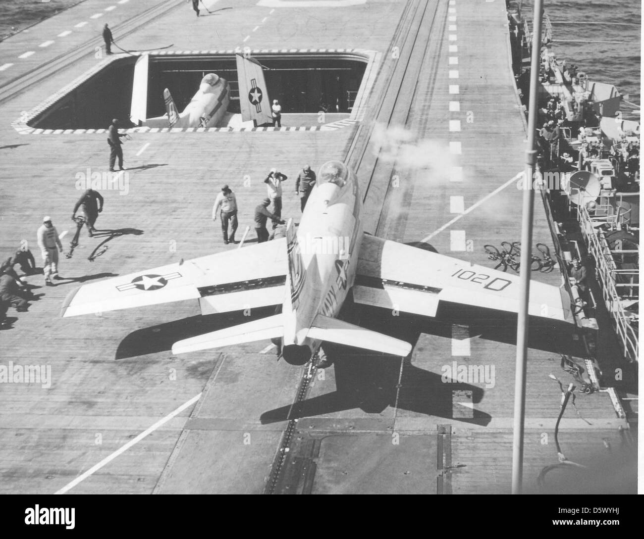 Il North American FJ-3 'Fury' era un caccia a reazione da trasporto utilizzato dalla US Navy negli anni '1950 Questo specifico FJ-3 del Fighter Squadron 121 (VF-121) è sulla catapulta della USS Lexington (CVA-16) nella Southern California Operations area, in preparazione al decollo. Foto Stock