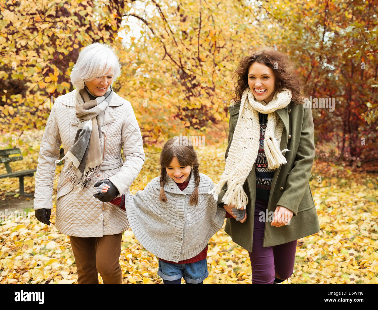 Tre generazioni di donne a camminare nel parco Foto Stock