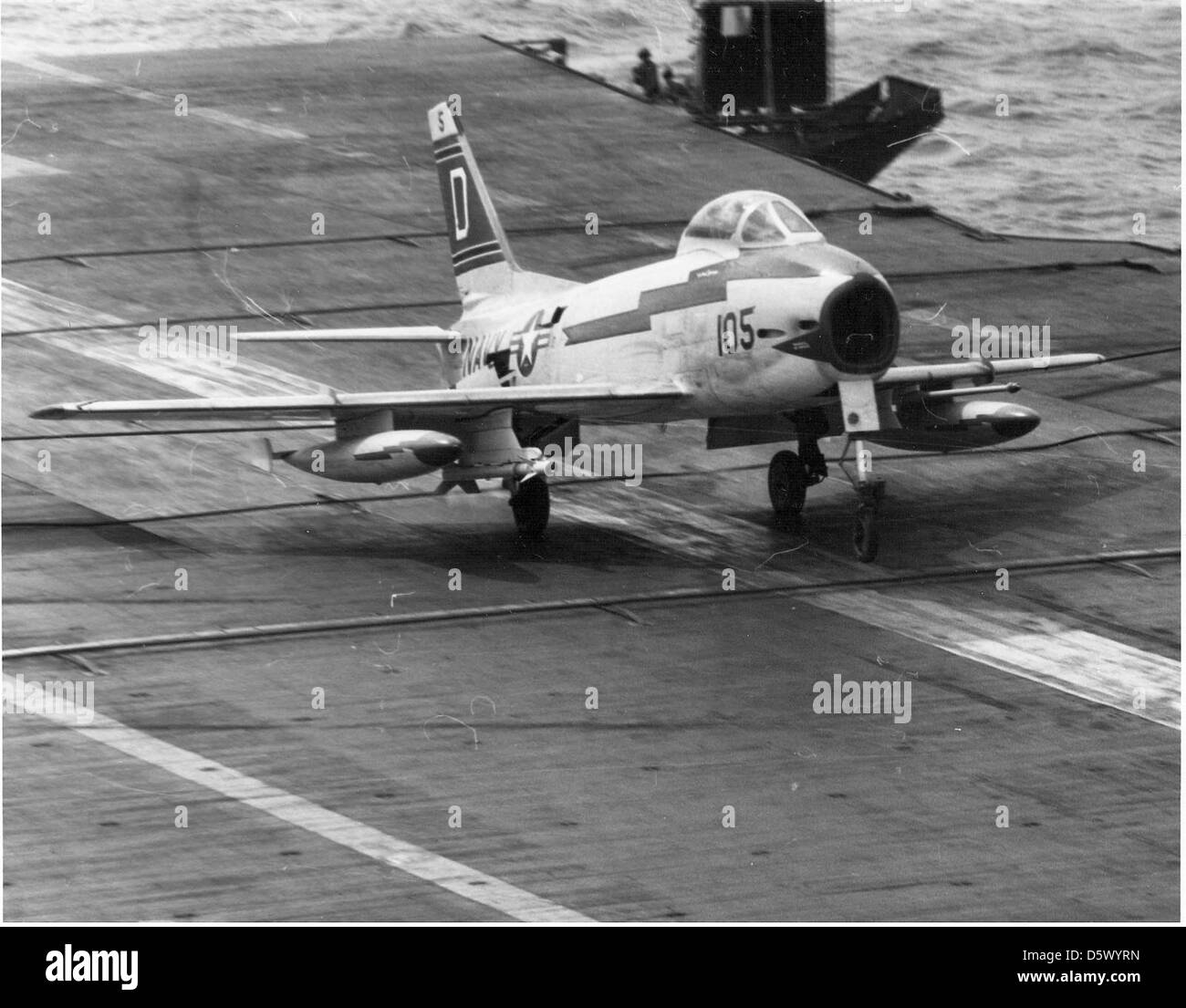 Un FJ-3M del Fighter Squadron VF-121 nordamericano atterra sul ponte della USS Lexington (CVA-16), una portaerei di classe Forrestal. L'FJ-3M era un caccia basato su portaerei utilizzato dalla US Navy negli anni '1950 e '1960, noto per la sua versatilità sia in ruoli di combattimento aria-aria che aria-terra. Foto Stock